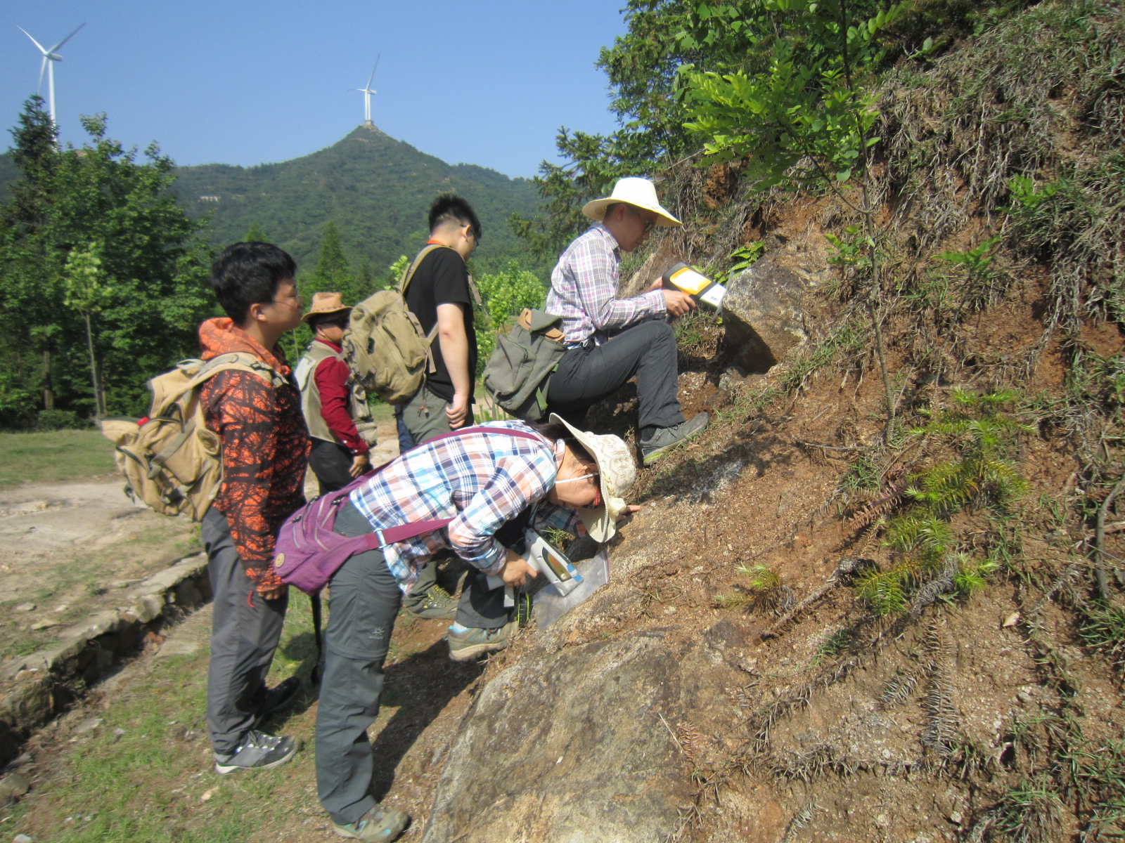 图2蒋少涌教授率队与湖北省地质局第六地质大队联合野外调研